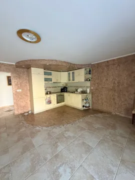 Kuhinja u sklopu otvorenog prostora sa bež elementima i keramičkim pločicama. - image 9