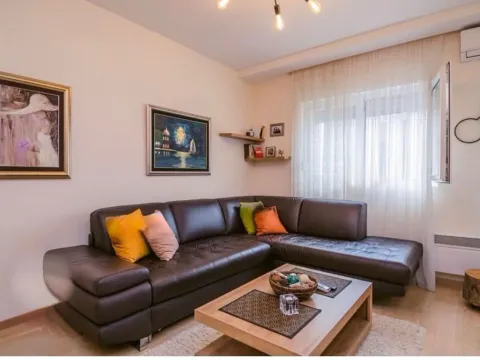 Izdavanje, jednosoban stan, 49m², City Kvart, Podgorica - image 1