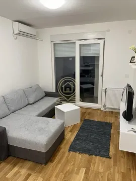Dnevna soba sa ugaonom garniturom, stočićem i televizorom. - image 3