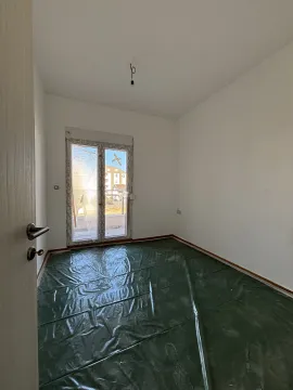 Prazna neuređena prostorija sa balkonskim vratima i zaštitnom folijom na podu. - image 4