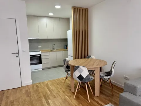 Moderna kuhinja sa trpezarijskim stolom i stolicama. - image 3