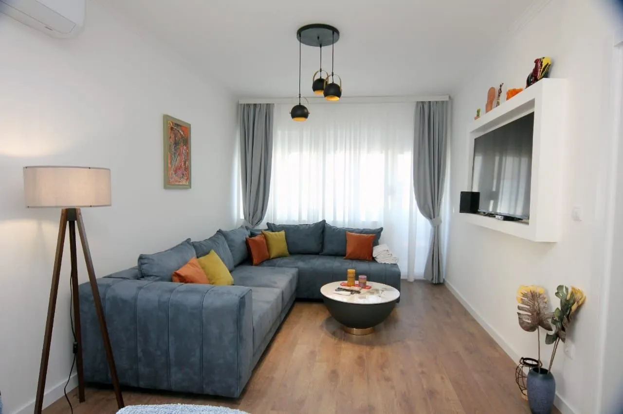 Izdavanje, dvosoban stan, 73m², Centar, Tivat