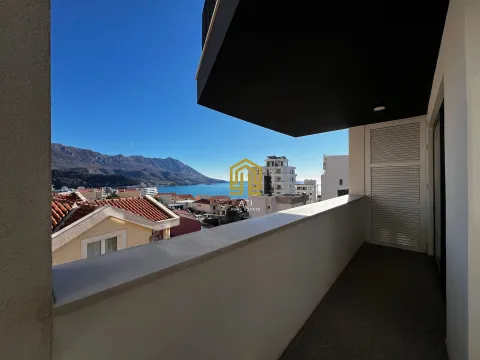 Moderan balkon sa pogledom na grad, more i planine. - image 2