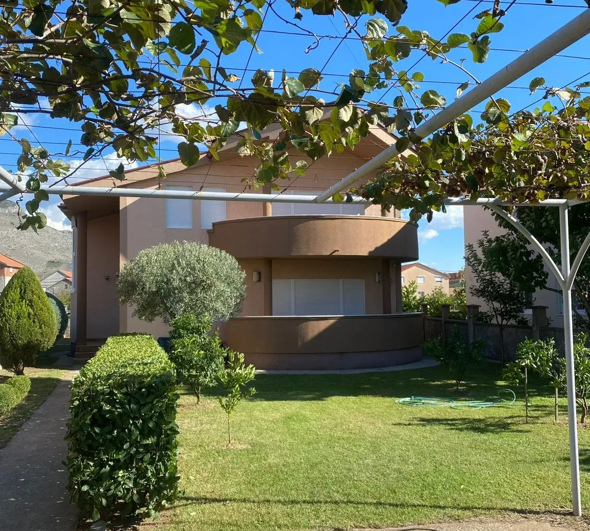 Izdavanje, kuća, 250m², Karaburško Polje, Podgorica