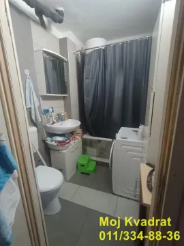 Manje kupatilo sa umivaonikom, WC šoljom, tuš kabinom i veš mašinom. - image 4
