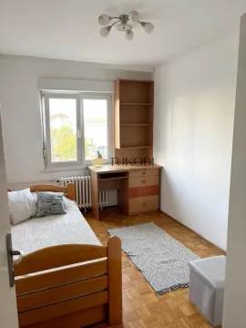 Manja spavaća soba sa krevetom, radnim stolom i prozorom. - image 11