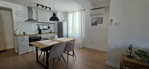 Kuhinja sa trpezarijom i belim elementima. - image 18