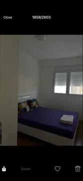 Namještena spavaća soba sa bračnim krevetom i prozorom. - image 10