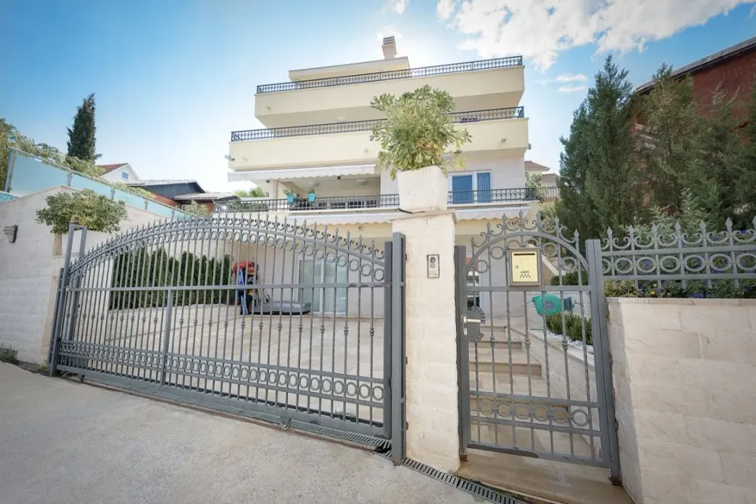 Prodaja, kuća, 283m², Krašići, Tivat