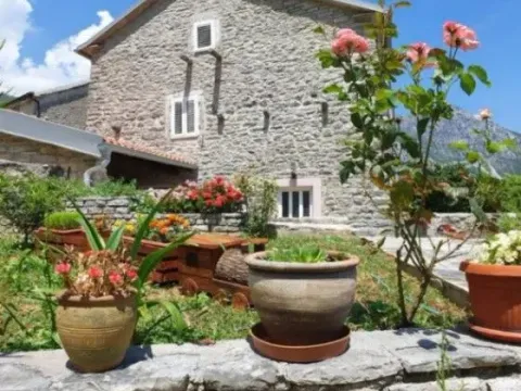 Izdavanje, kuća, 150m², Kostanjica, Kotor