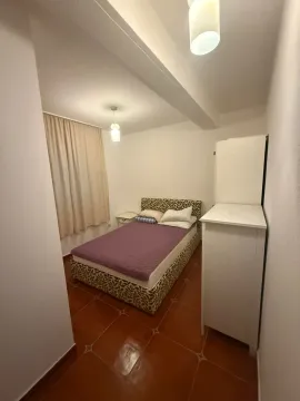 Manja spavaća soba sa bračnim krevetom, bijelim ormarom i prozorom sa zavjesom. - image 8