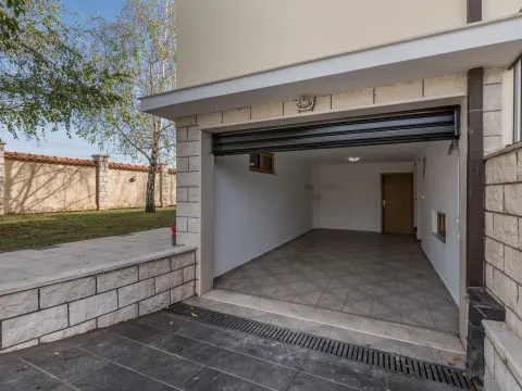 Izdavanje, kuća, 370m², Zabjelo, Podgorica - image 35