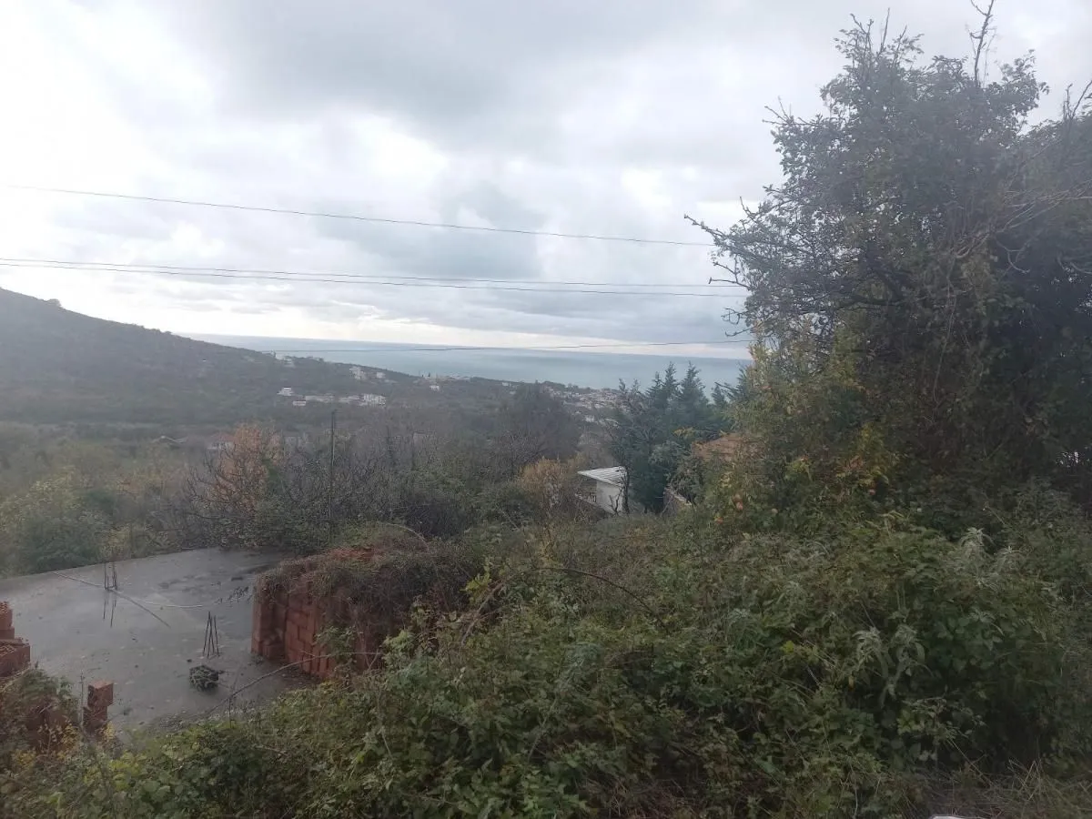 Pogled na okolni pejzaž i more iz prizemlja objekta.