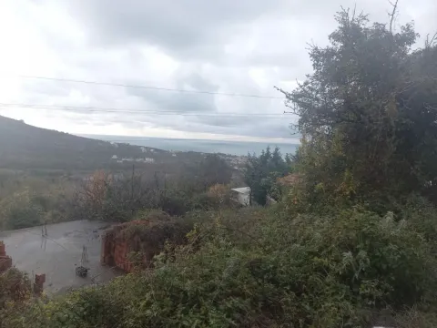 Pogled na okolni pejzaž i more iz prizemlja objekta. - image 3