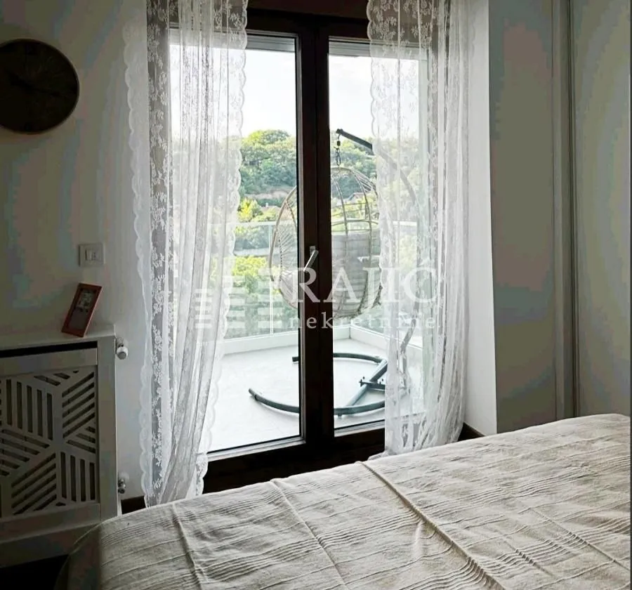 Bedroom with a bed and access to the terrace.