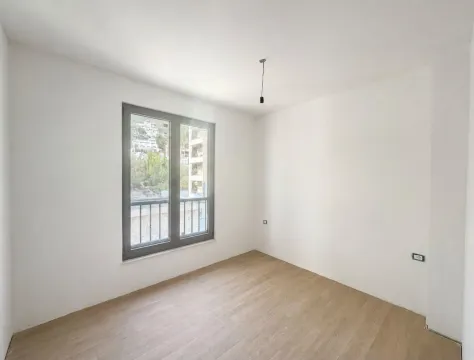 Prazna soba sa parketom i prozorom. - image 3