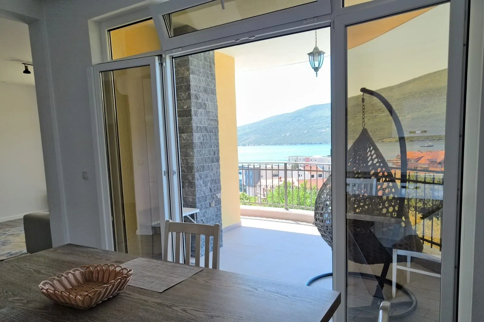 Izdavanje, trosoban stan, 147m², Đenovići, Herceg Novi