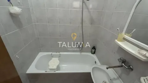 Kupatilo sa kadom, umivaonikom i zidnim pločicama. - image 5