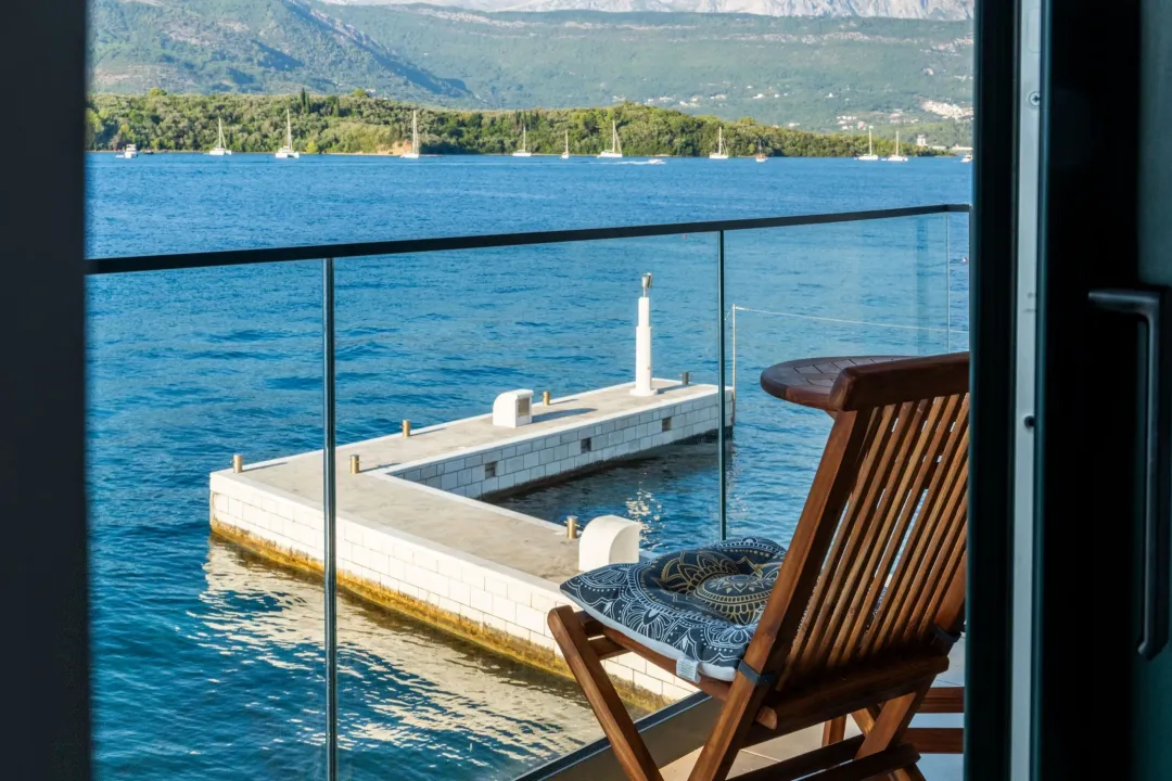 Izdavanje, dvosoban stan, 78m², Obala Đuraševića, Tivat