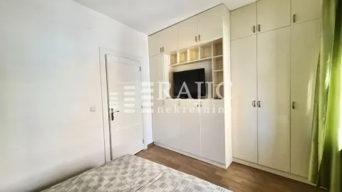 Furnished bedroom with built-in wardrobes. - image 7