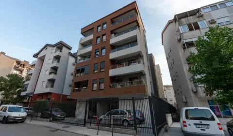 Spoljašnji izgled stambene zgrade sa terasama i parkingom u dvorištu. - image 10