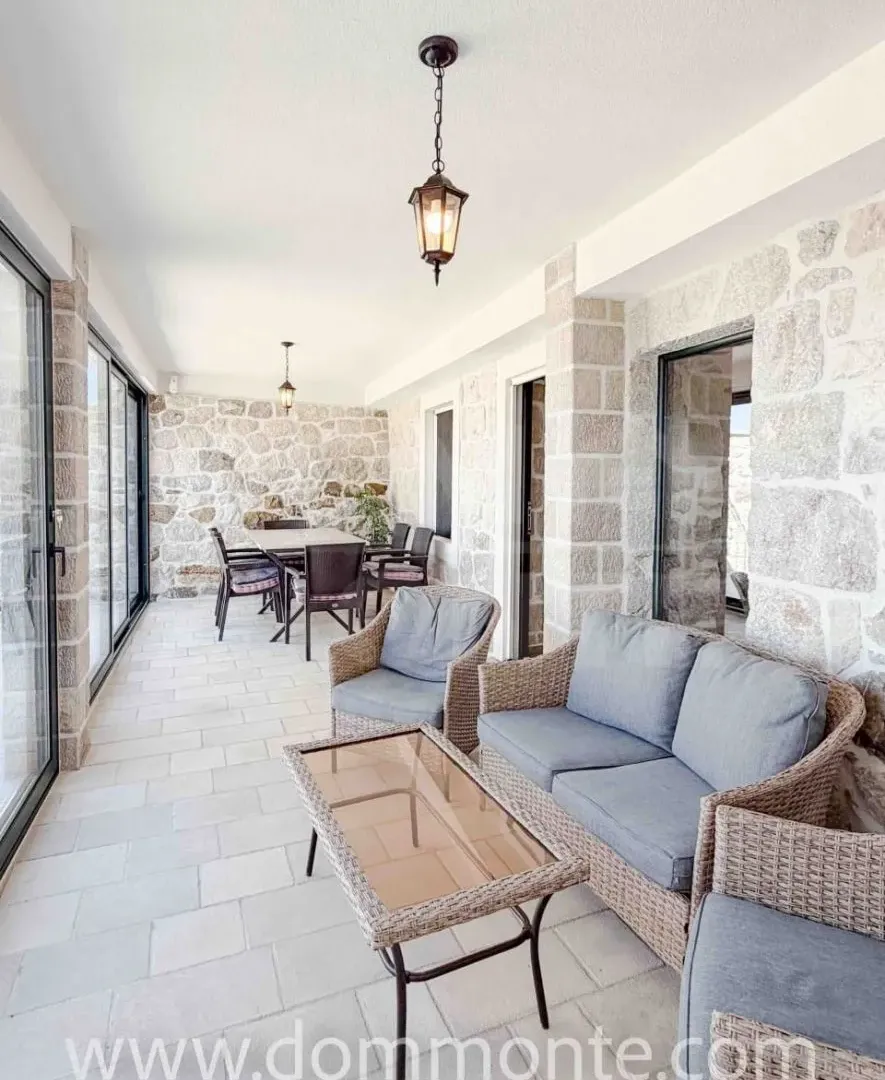 Izdavanje, dvosoban stan, 80m², Tivat, Crna Gora