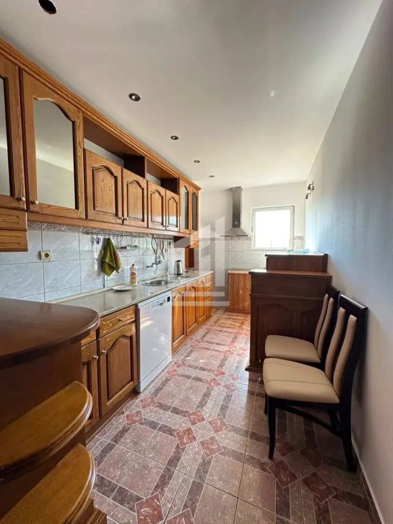 Izdavanje, trosoban stan, 250m², Tološi, Podgorica