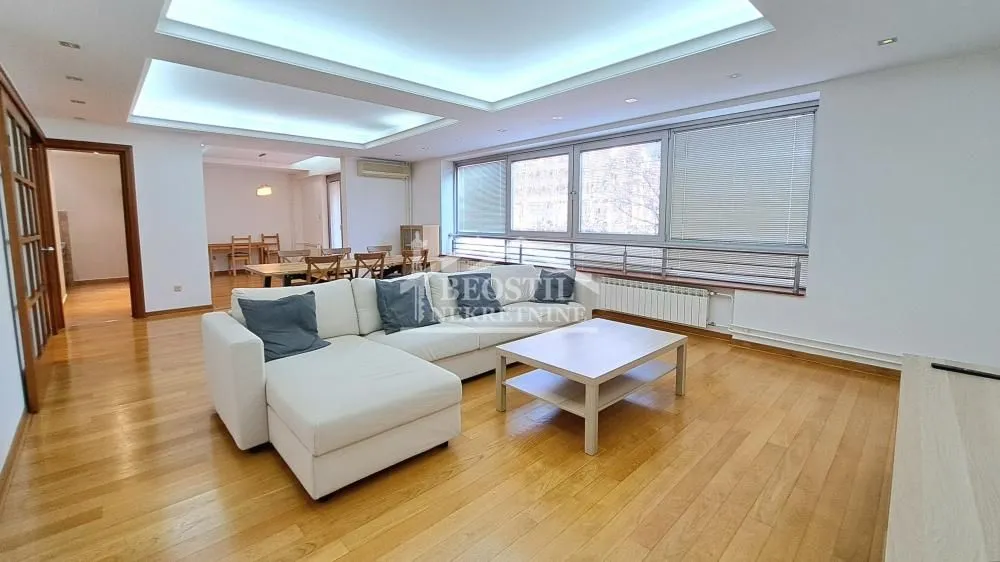 Izdavanje, četvorosoban stan, 156m², Vračar Sve Podlokacije, Beograd
