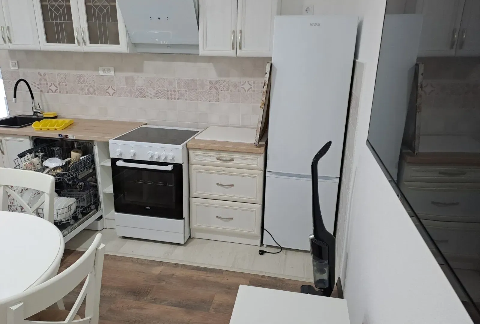 Izdavanje, jednosoban stan, 47m², Kalimanj, Tivat