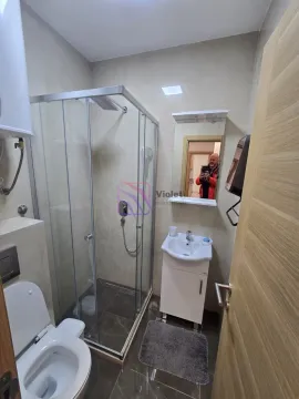 Kupatilo opremljeno tuš kabinom, umivaonikom i toaletom. - image 6