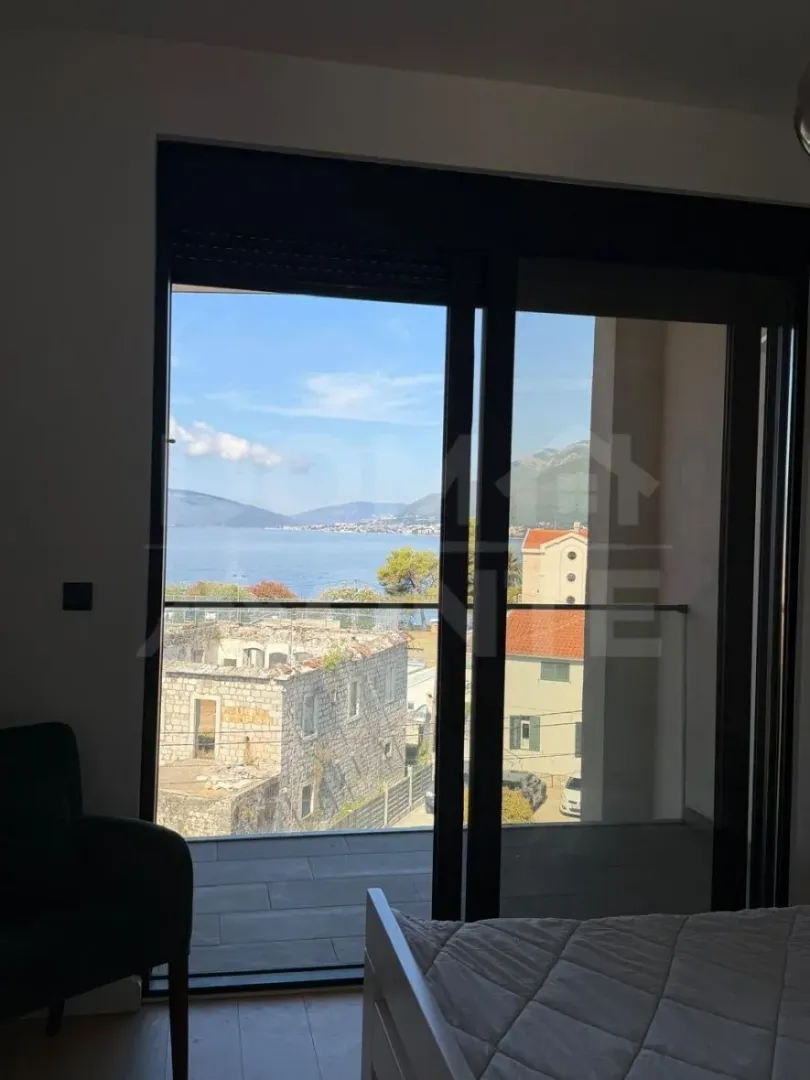 Spavaća soba sa izlazom na terasu i pogledom na more.
