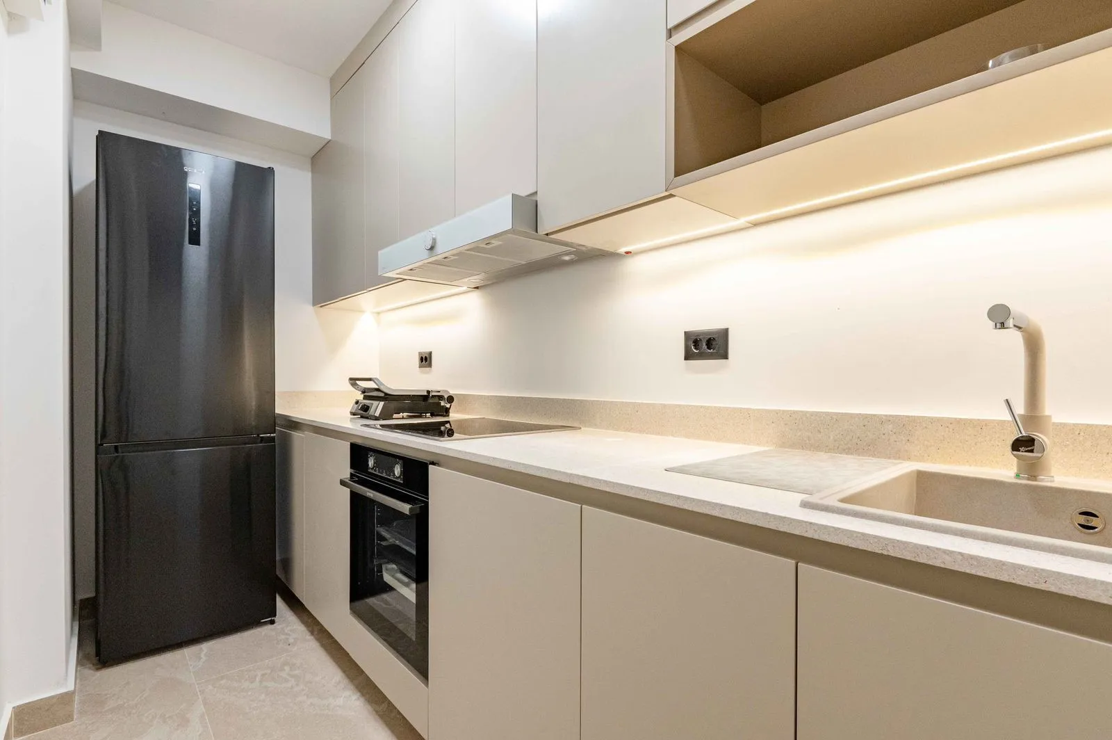 Izdavanje, dvosoban stan, 70m², Pržno, Budva
