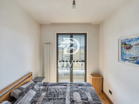 Spavaća soba sa bračnim krevetom i izlazom na terasu. - image 11
