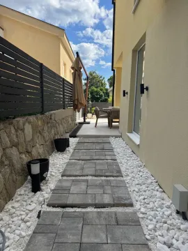 Popločana staza sa bijelim šljunkom i uređenim dvorištem pored kuće. - image 18