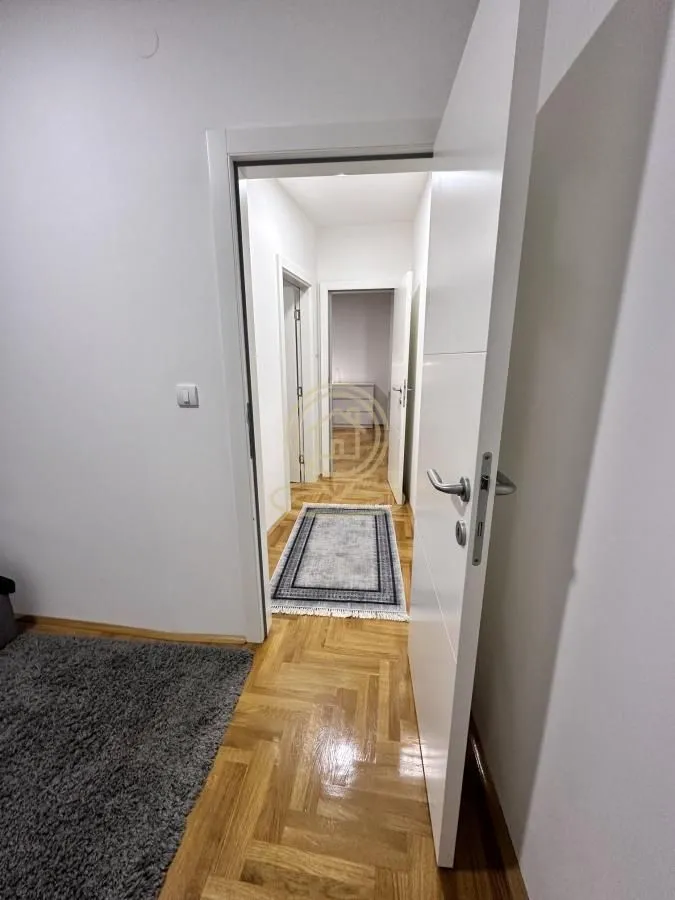 Izdavanje, trosoban stan, 52m², Centar, Novi Sad