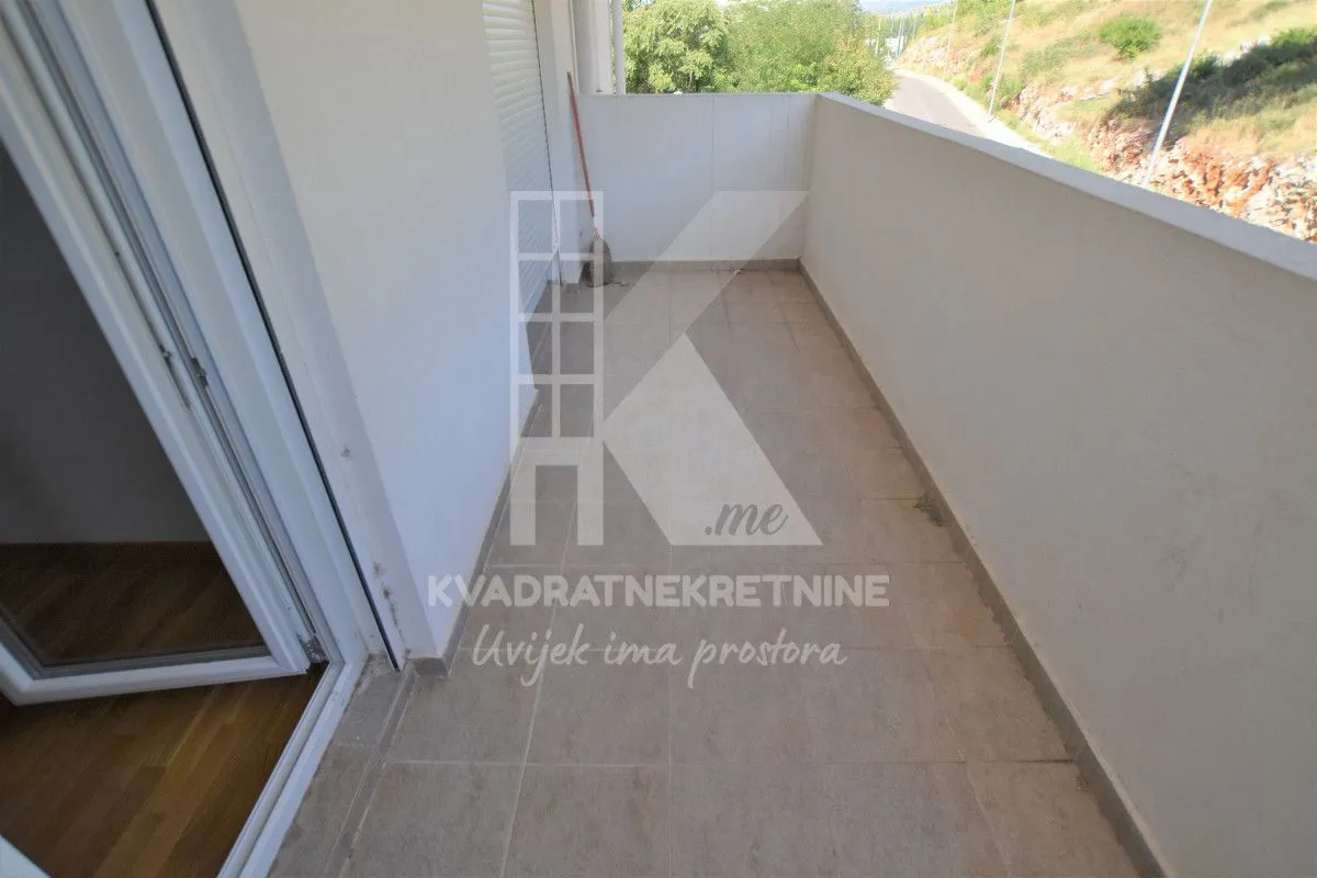Manji popločani balkon sa pogledom na okolinu.