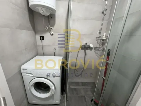 Kupatilo sa tuš kabinom i veš mašinom. - image 13