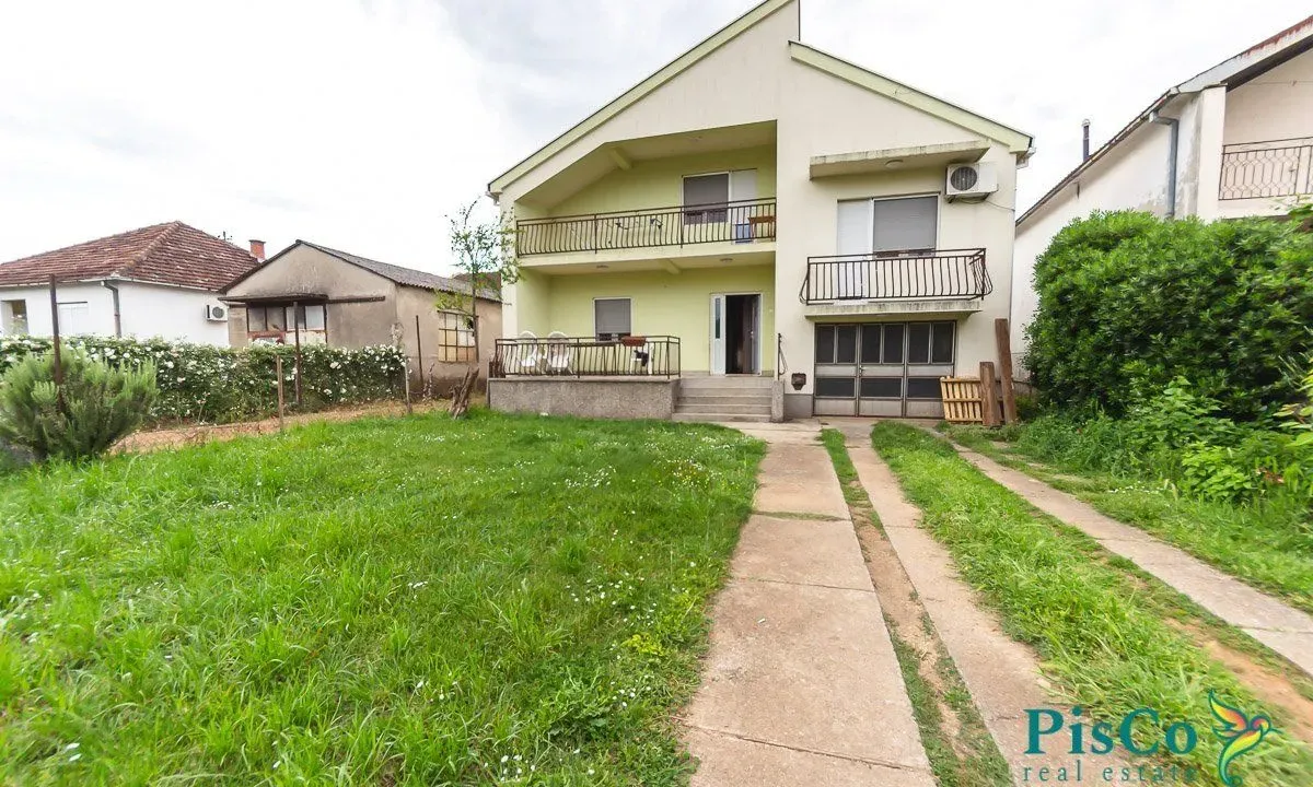 Izdavanje, kuća, 180m², Blok 9, Podgorica