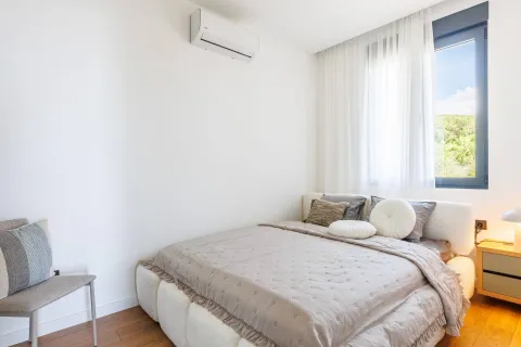 Svjetla i uredna spavaća soba sa bračnim krevetom i klima uređajem. - image 8