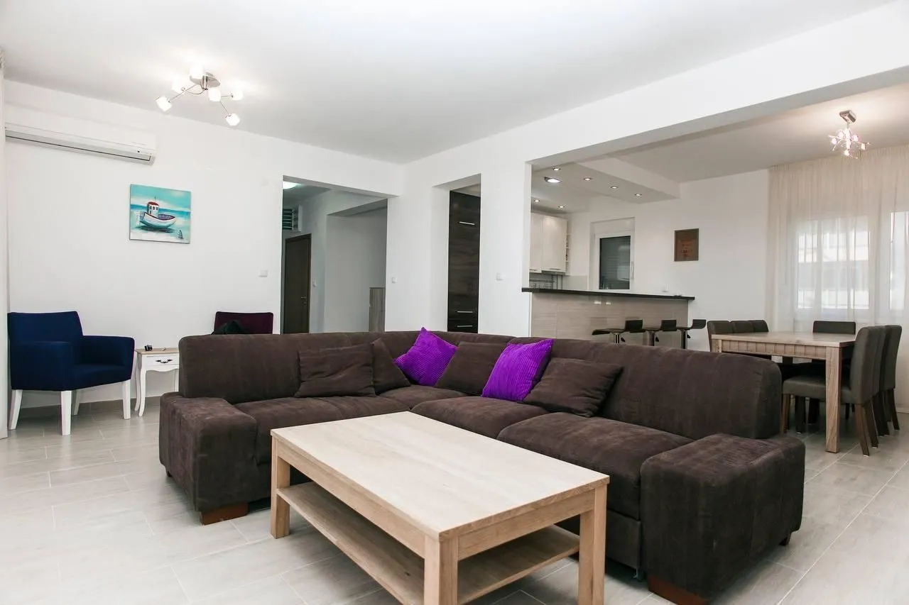 Prodaja, trosoban stan, 136m², Bečići, Budva