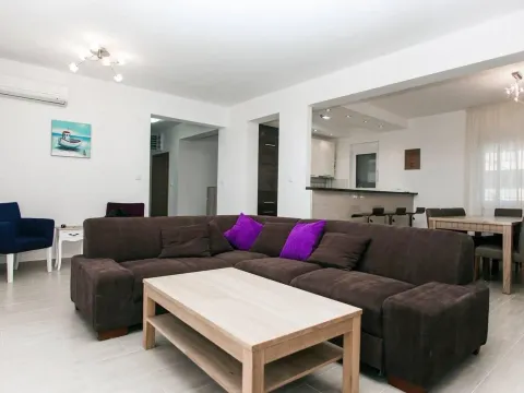 Prodaja, trosoban stan, 136m², Bečići, Budva - image 5