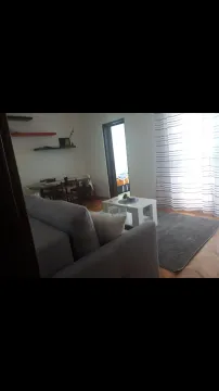 Dnevna soba sa garniturom, stočićem i trpezarijom u pozadini. - image 18