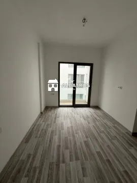 Prazna neopremljena soba sa drvenim podom i balkonskim vratima. - image 6