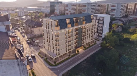 Pogled iz vazduha na modernu stambenu zgradu sa osvjetljenjem u sumrak. - image 6