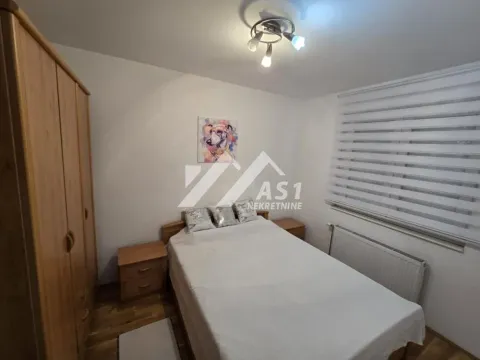 Nameštena spavaća soba sa bračnim krevetom, ormarom i prozorom. - image 6