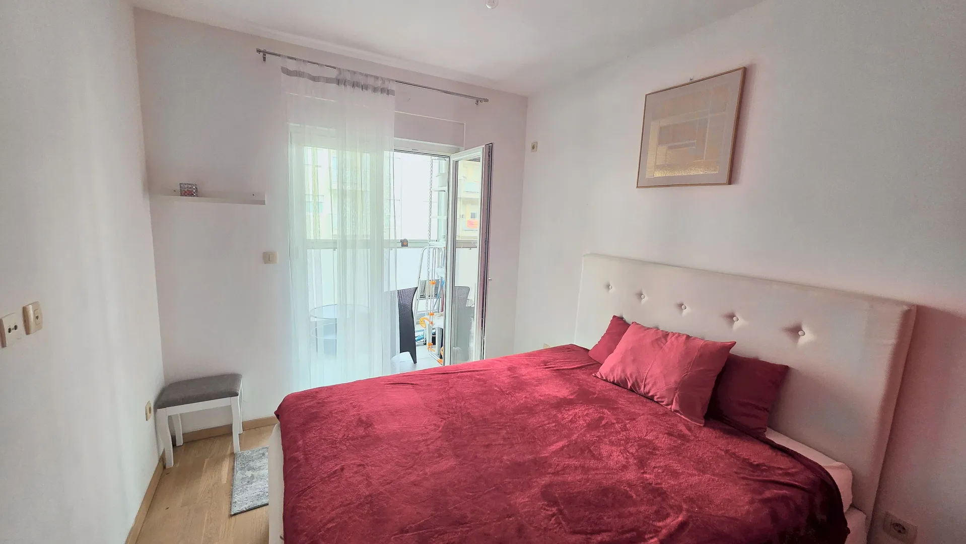 Bedroom with a double bed and access to the terrace.