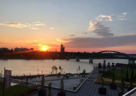 Pogled na reku i šetalište za vreme zalaska sunca. - image 15