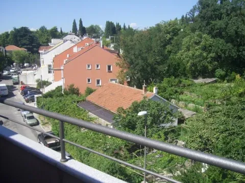 Pogled sa terase na susjedne zgrade i zelene površine. - image 5