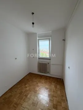 Prazna soba sa belim zidovima, parketom i prozorom. - image 4