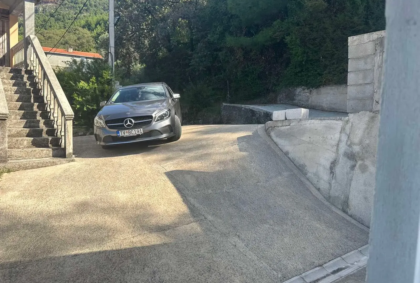 Izdavanje, kuća, 100m², Kavač, Kotor